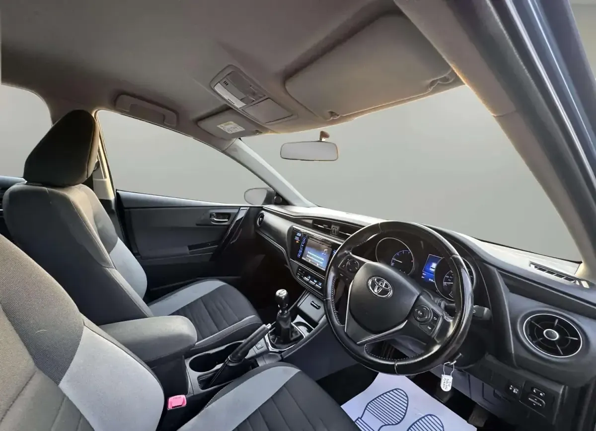 Used Toyota Auris 116 HP (85 kW) 2016 Blue Estate