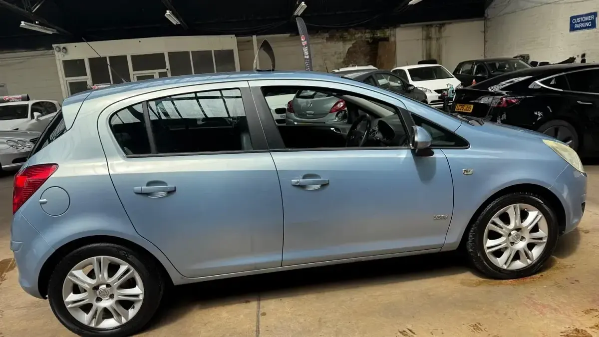 Used Vauxhall Corsa Design Edition 90 HP (66 kW) 2009 Blue Hatchback
