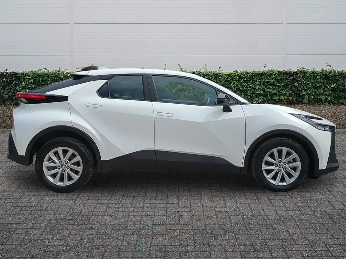 Used Toyota C-HR 140 HP (102 kW) 2024 White SUV