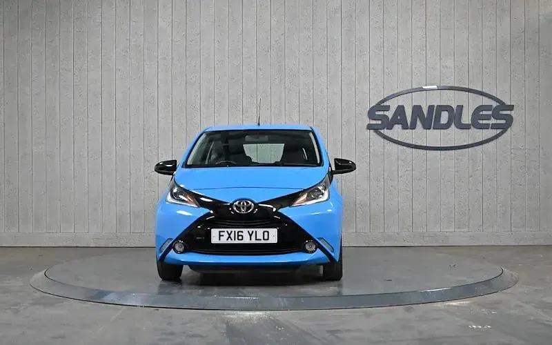 Usado Toyota Aygo X-cite 69 CV (50 kW) 2015 Azul Utilitario