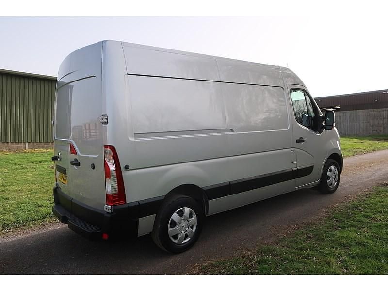 Used Nissan Interstar Tekna 135 HP (99 kW) 2023 Silver Van