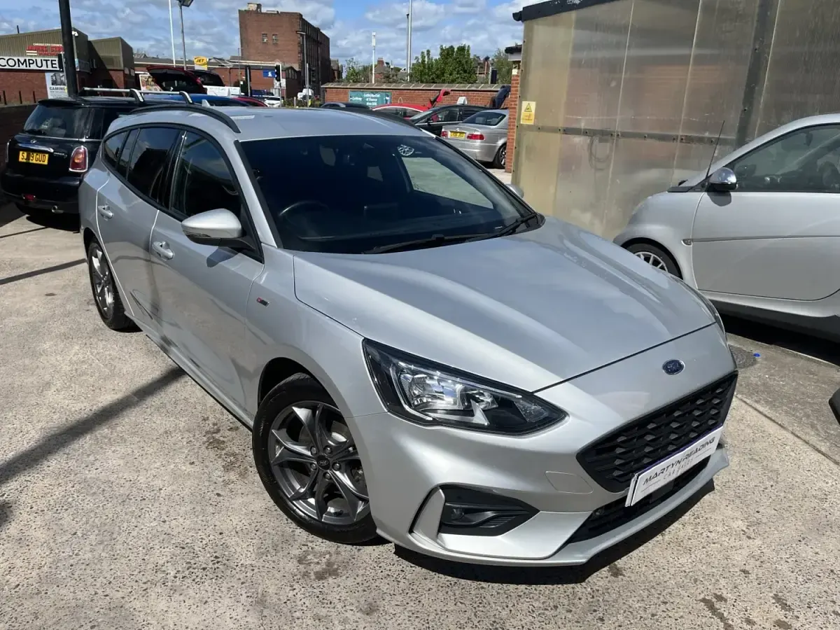Usado Ford Focus ST-Line 120 CV (88 kW) 2021 Plateado Familiar