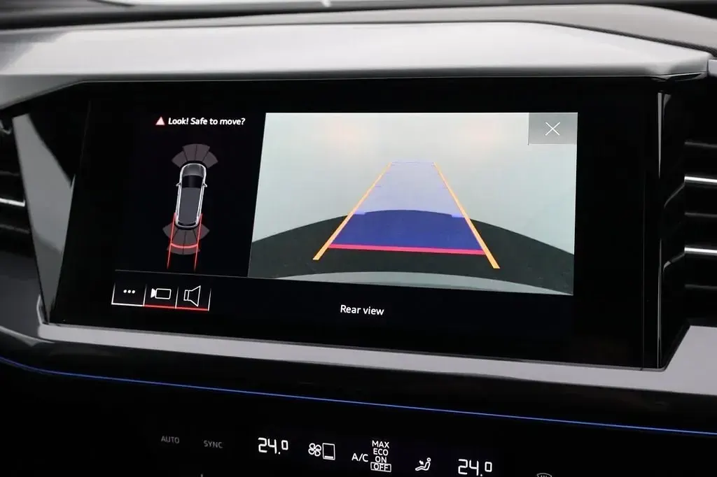 Używany Audi Q4 e-tron Comfort 219 kW (299 KM) 2022 Szary SUV