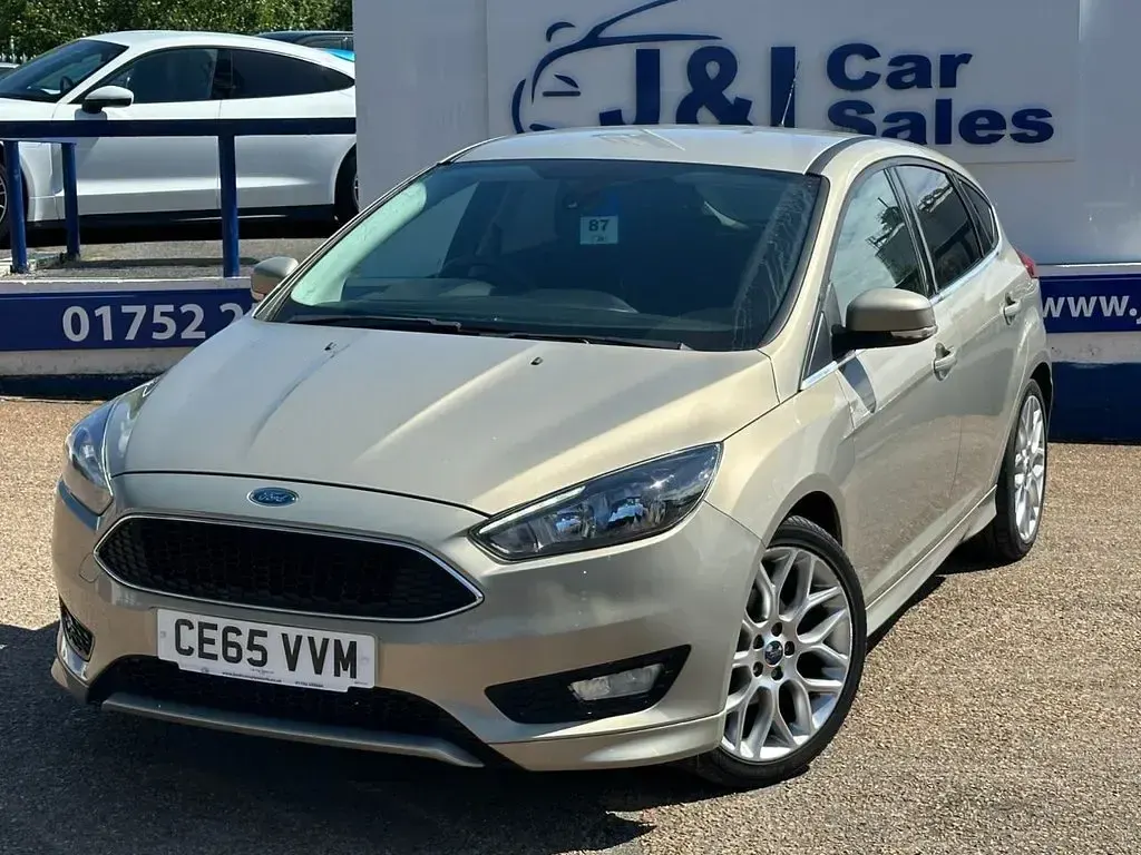 Used Ford Focus Zetec 120 HP (88 kW) 2015 Gold Hatchback