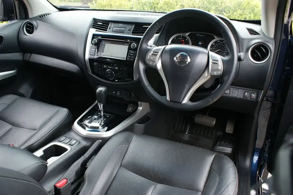 Käytetty Nissan Navara Tekna 190 HP (139 kW) 2016 Sininen Nouto
