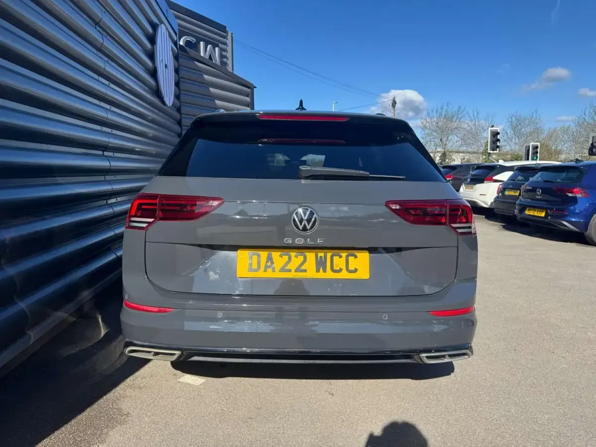 Second-hand VW Golf VIII R-line 150 CP (110 kW) 2022 Gri Break