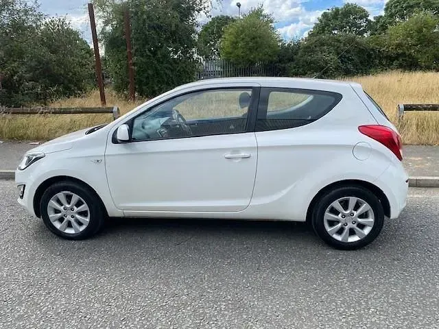 Used Hyundai i20 Active 84 HP (61 kW) 2014 White Hatchback