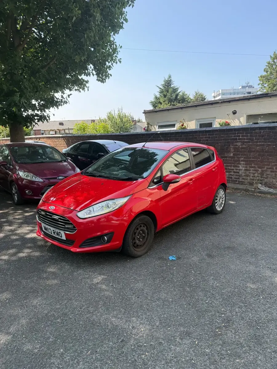 Used Ford Fiesta Titanium 125 HP (91 kW) 2013 Red Hatchback