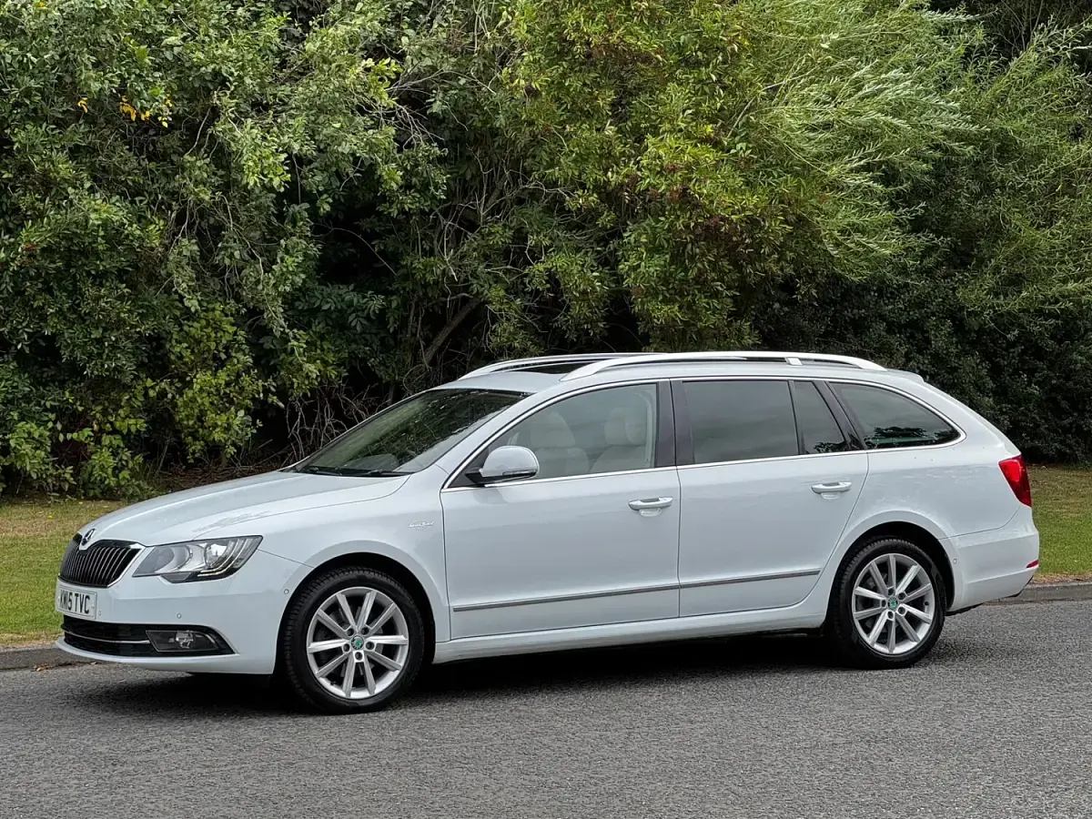 Used Skoda Superb 140 HP (102 kW) 2015 White Estate
