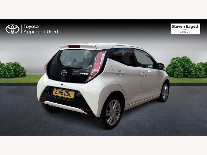 Used Toyota Aygo x-press 69 HP (50 kW) 2016 White Hatchback