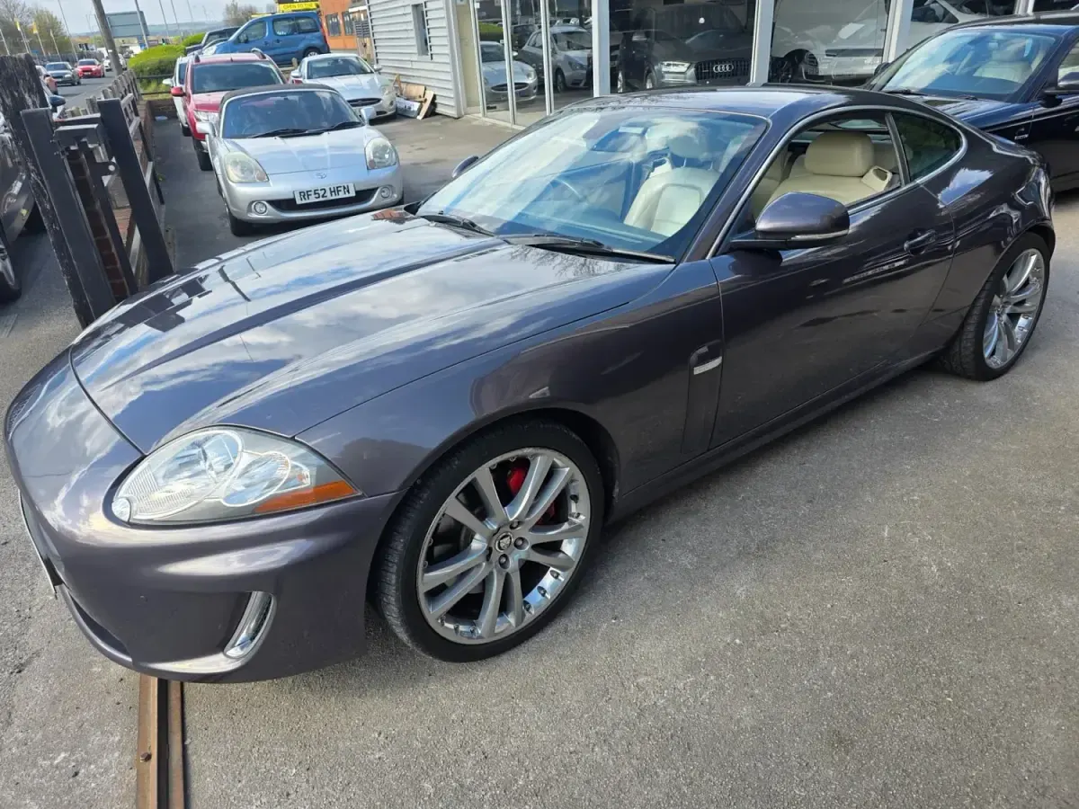 Usado Jaguar XK Portfolio 385 CV (283 kW) 2009 Gris Coupe