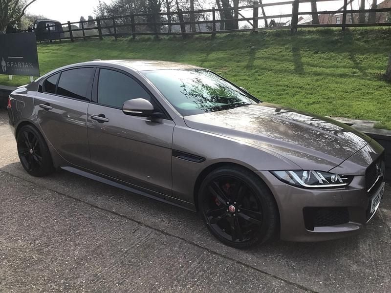 Begagnad Jaguar XE Supercharged 2017 Brun Sedan