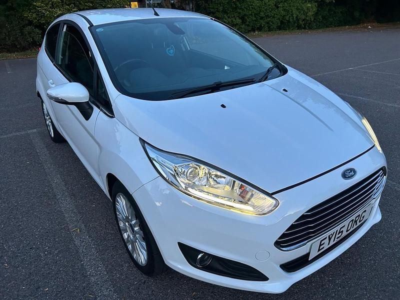 White Used 2015 Ford Fiesta Titanium Hatchback | £5,399 (Fair price) - Image 1/4