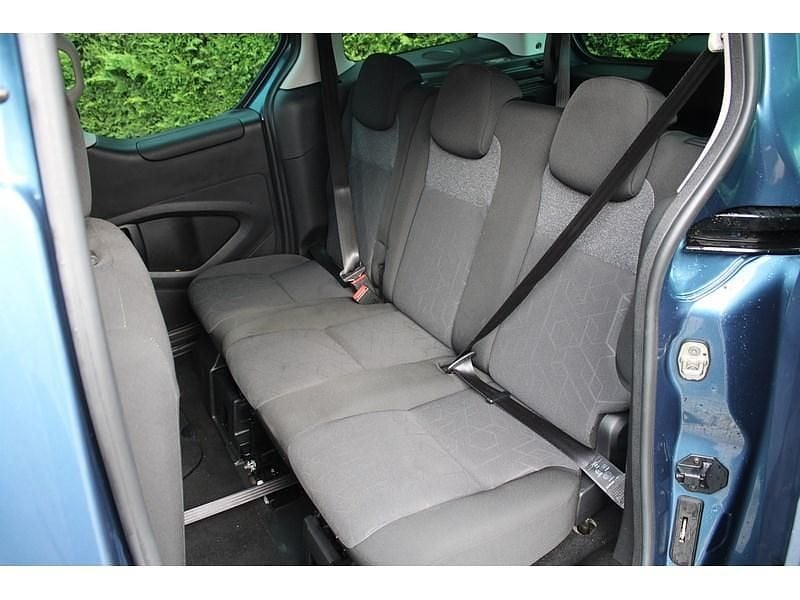 Used Peugeot TePee Allure 100 HP (73 kW) 2017 Blue MPV