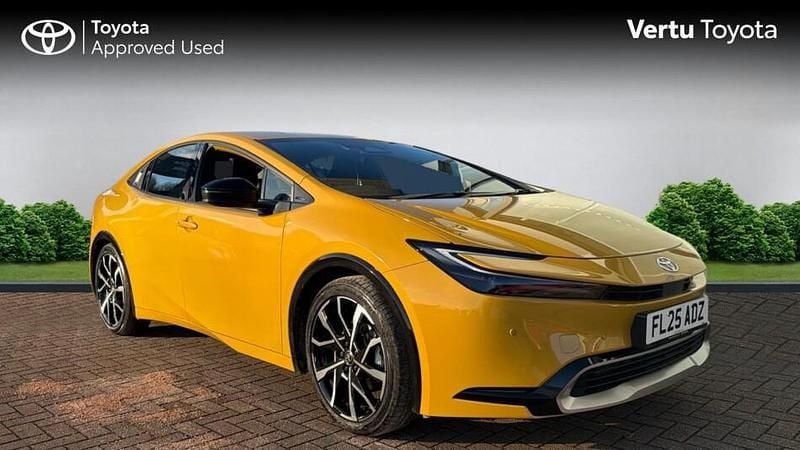 Used Toyota Prius 223 HP (164 kW) 2025 Yellow Hatchback