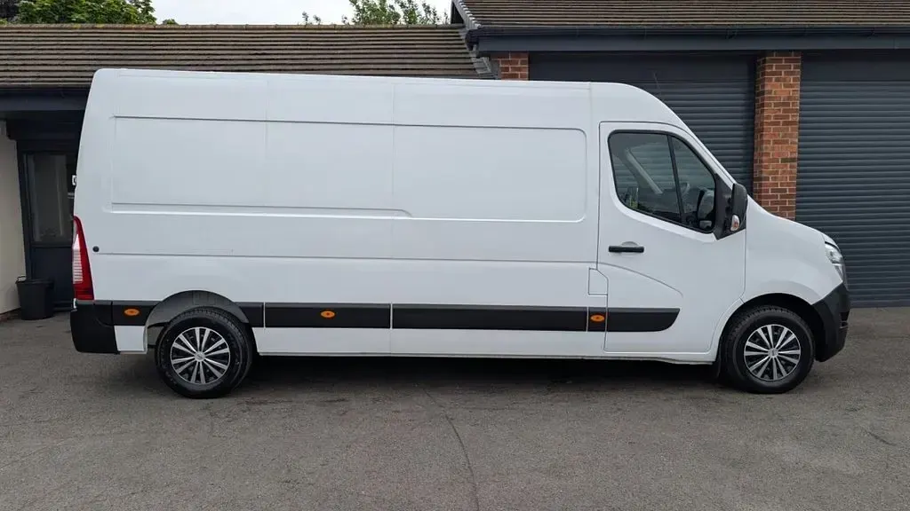 Used Nissan NV400 Tekna 135 HP (99 kW) 2020 White Van