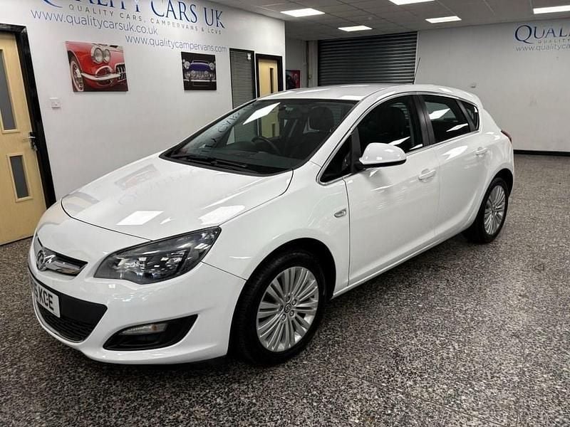 Used Vauxhall Astra Excite 100 HP (73 kW) 2015 White Hatchback