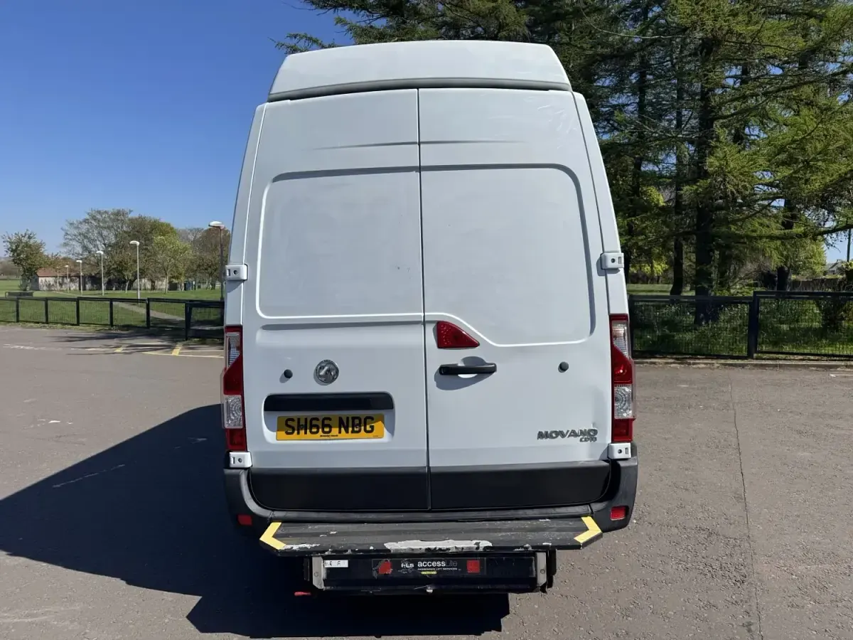 Second-hand Vauxhall Movano 2017 Alb Monovolum
