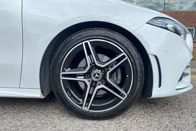 Begagnad Mercedes A180 Executive 116 HK (85 kW) 2023 Vit Halvkombi