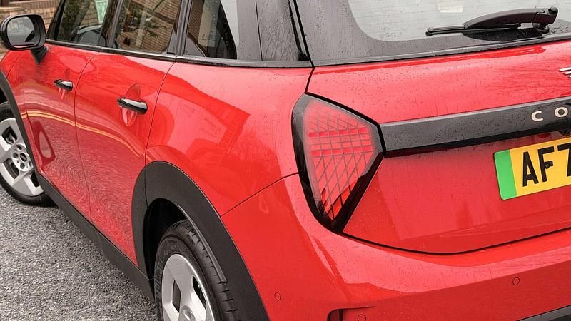 Używany Mini Cooper Hatch 113 kW (154 KM) 2025 Czerwony Hatchback