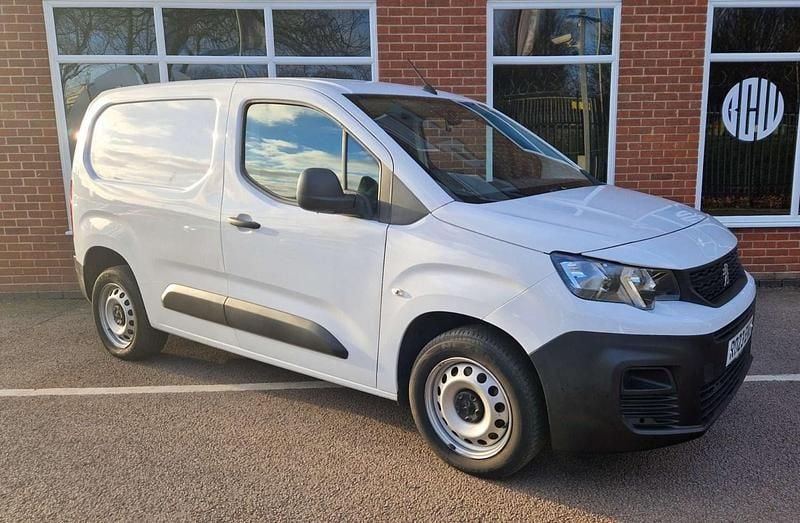 White Used 2023 Peugeot Partner Premium MPV | £10,380 (Fair price) - Image 1/4