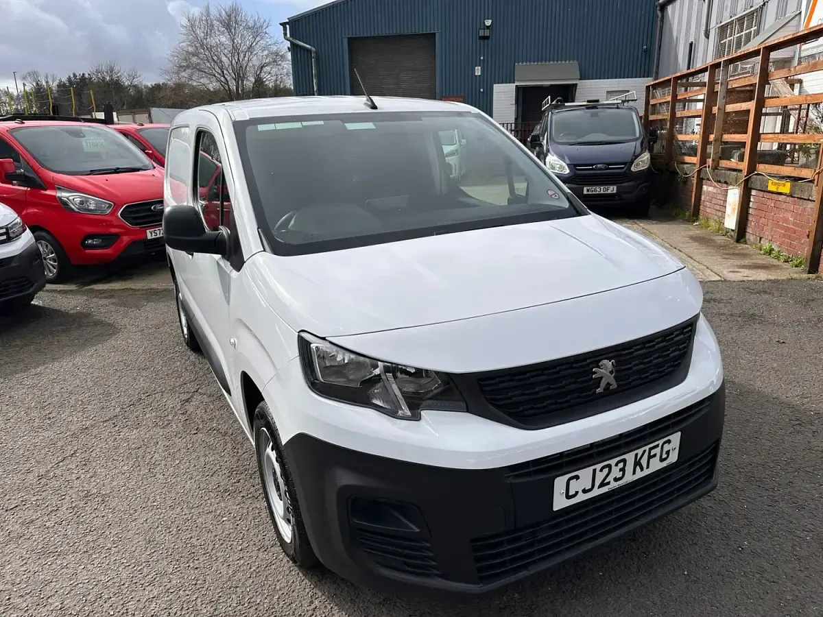 Used Peugeot Partner Premium 131 HP (96 kW) 2023 White MPV