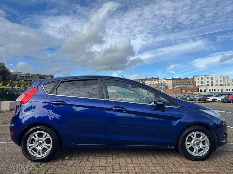 Usado Ford Fiesta Titanium 75 CV (55 kW) 2015 Azul Utilitario