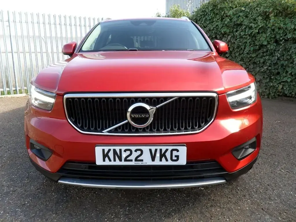 Used Volvo XC40 Momentum 163 HP (119 kW) 2022 Red SUV