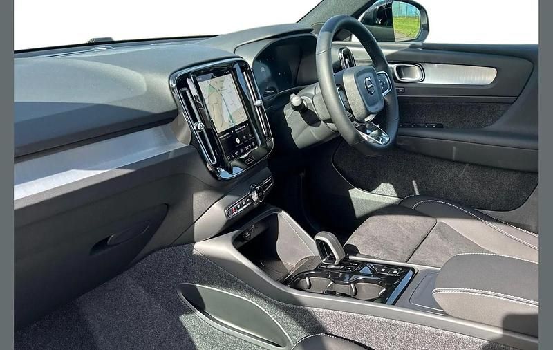 New Volvo XC40 Plus 161 HP (118 kW) 2026 Black SUV