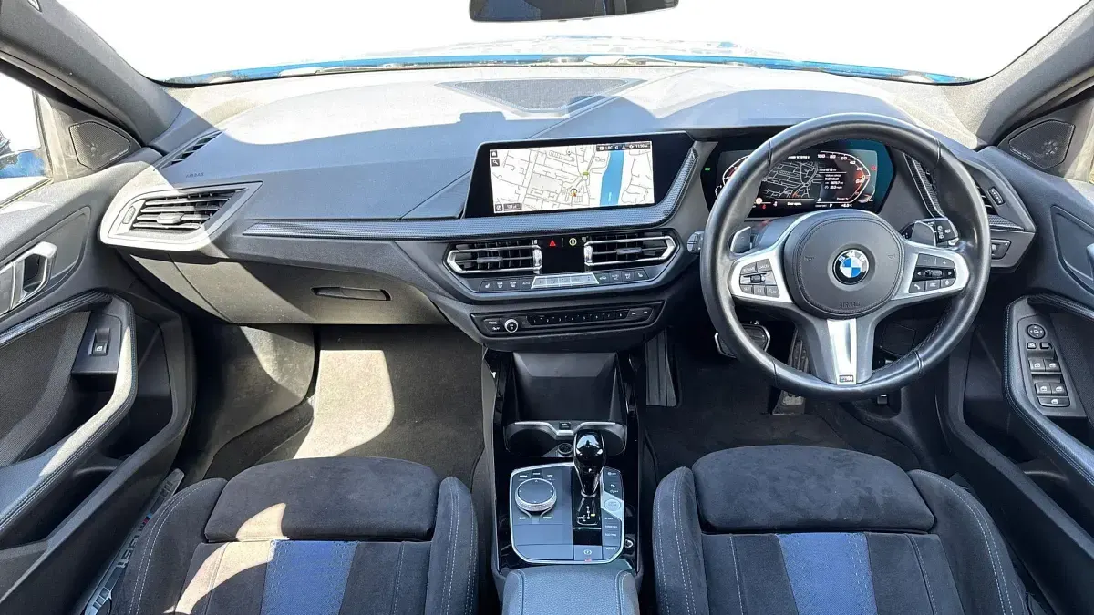 Begagnad BMW M135 Shadowline 302 HK (222 kW) 2022 Blå Halvkombi