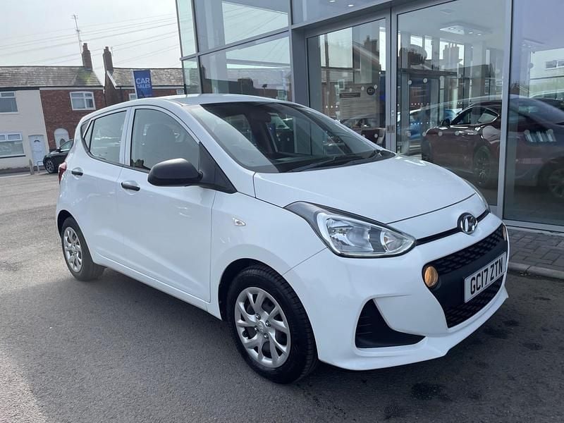 Used Hyundai i10 66 HP (48 kW) 2017 White Hatchback