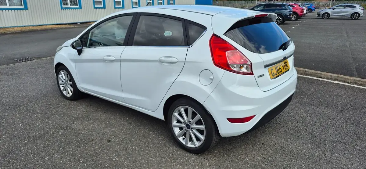 Used Ford Fiesta Titanium 98 HP (72 kW) 2015 White Hatchback