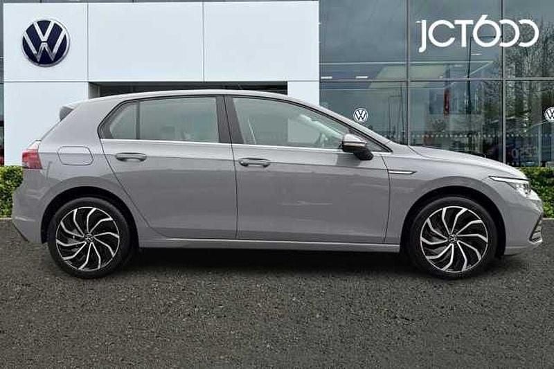 Second-hand VW Golf VIII 130 CP (95 kW) 2021
