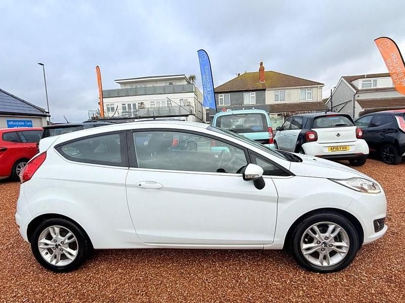 Used Ford Fiesta Zetec 82 HP (60 kW) 2016 White Hatchback