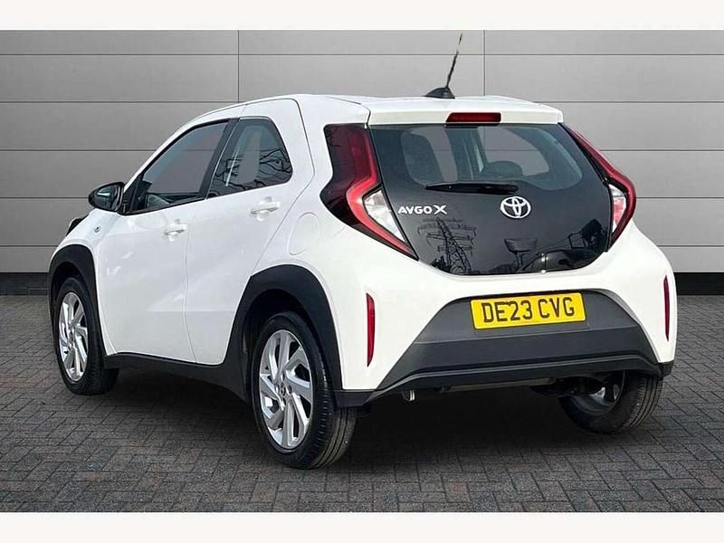 Used Toyota Aygo X PURE 72 HP (52 kW) 2023 White SUV