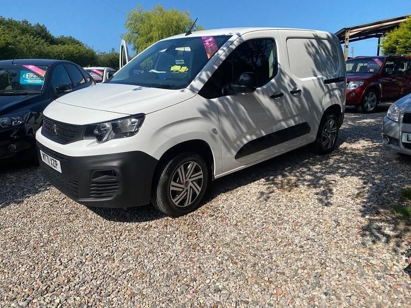 White Used 2022 Peugeot Partner MPV | £7,995 (Good price) - Image 1/4