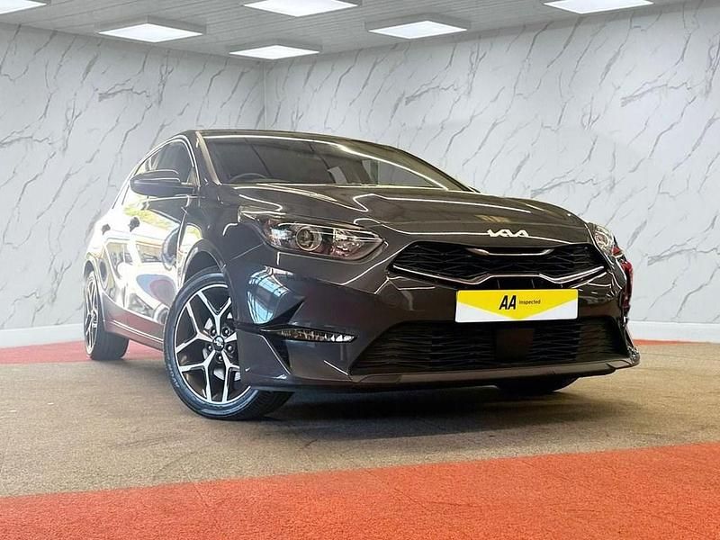 Usado Kia Ceed 158 HP (116 kW) 2023 Cinzento Citadino