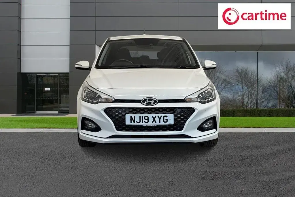 Used Hyundai i20 Premium 84 HP (61 kW) 2019 White Hatchback