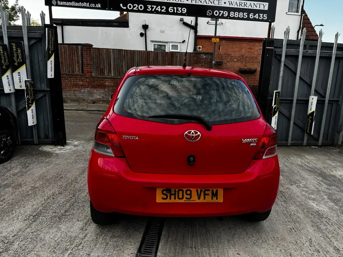 Begagnad Toyota Yaris 2009 Röd Halvkombi