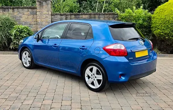 Used Toyota Auris SR 132 HP (97 kW) 2011 Blue Hatchback