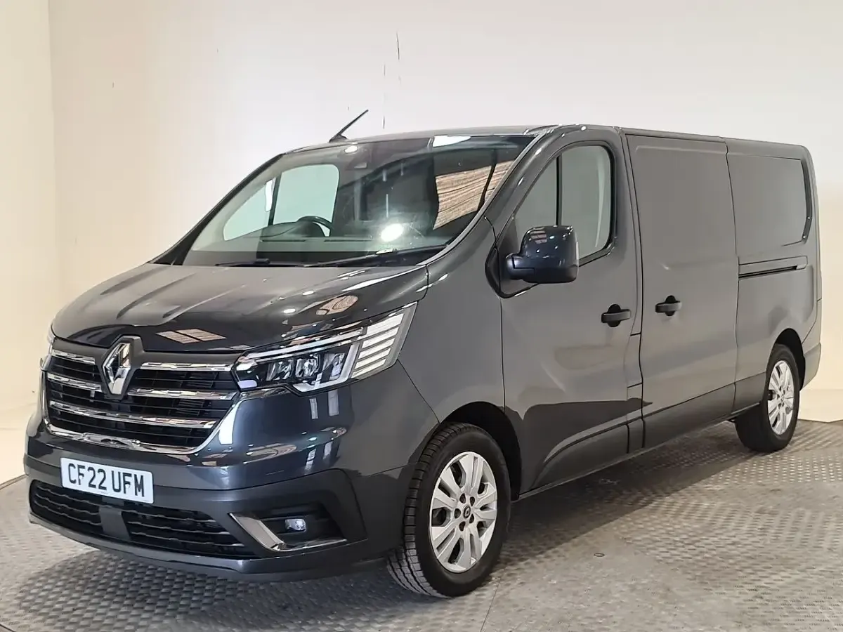 Używany Renault Trafic 150 KM (110 kW) 2022 Szary Minivan