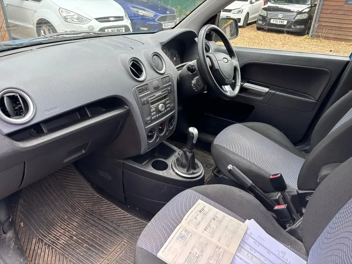 Used Ford Fusion Zetec 80 HP (58 kW) 2011 Blue Hatchback