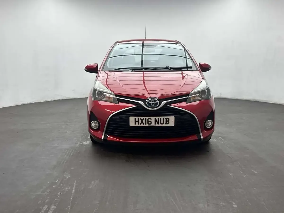 Used Toyota Yaris 100 HP (73 kW) 2016 Red Hatchback