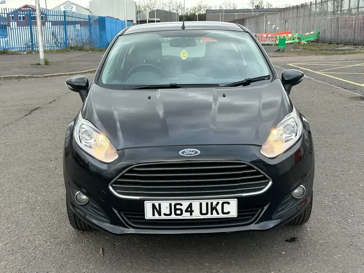 Usado Ford Fiesta Zetec 82 CV (60 kW) 2014 Negro Utilitario