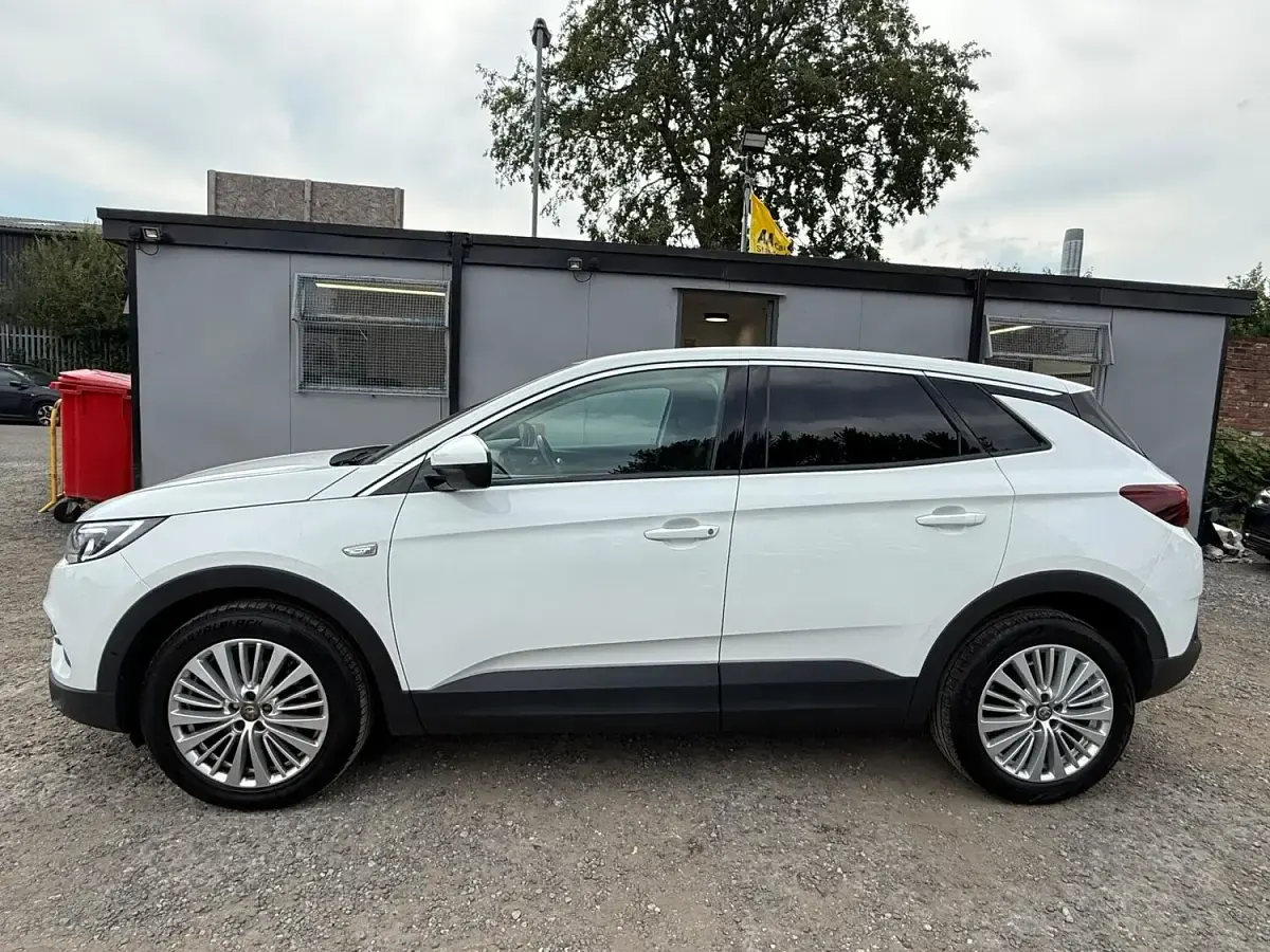 Used Vauxhall Grandland X Sport 130 HP (95 kW) 2018 White SUV