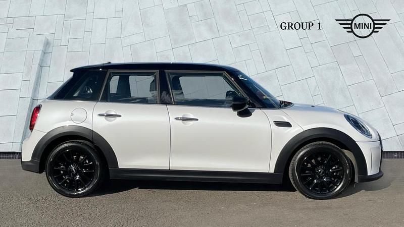 Used Mini Cooper Classic 134 HP (98 kW) 2024 White Hatchback
