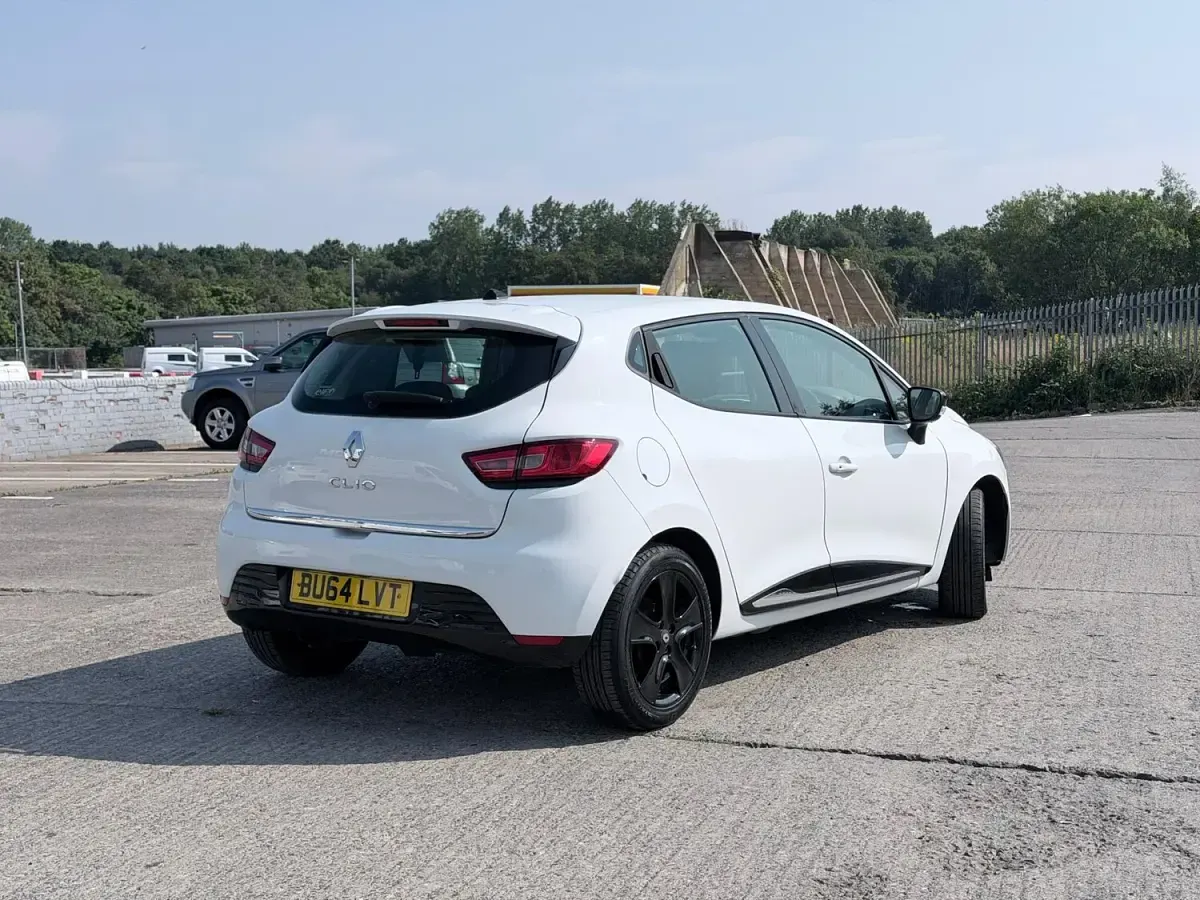 Used Renault Clio Dynamique 75 HP (55 kW) 2014 White Hatchback