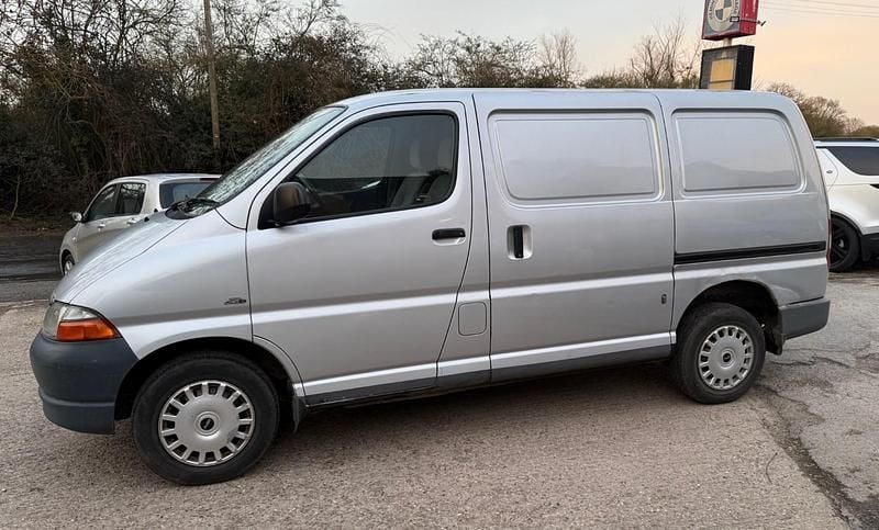 Used Toyota HiAce 88 HP (64 kW) 2001 Silver MPV