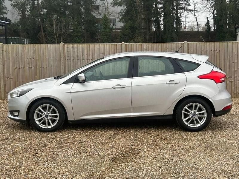 Used Ford Focus Zetec 125 HP (91 kW) 2015 Silver Hatchback