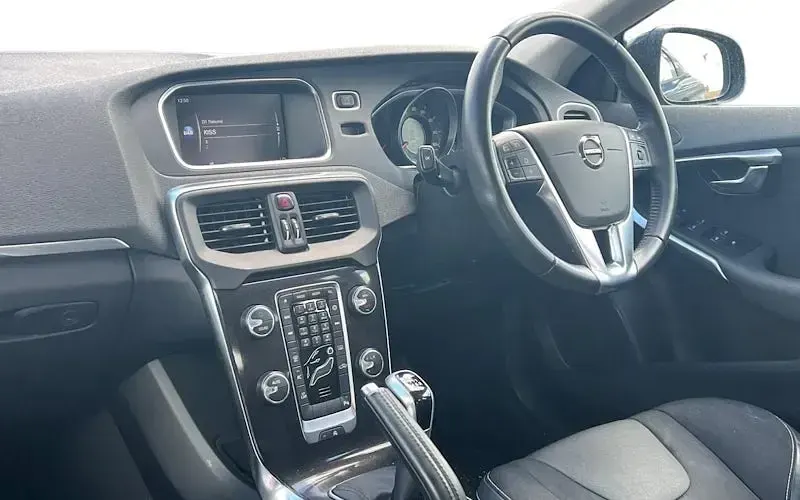 Begagnad Volvo V40 Momentum 122 HK (89 kW) 2019 Svart Halvkombi
